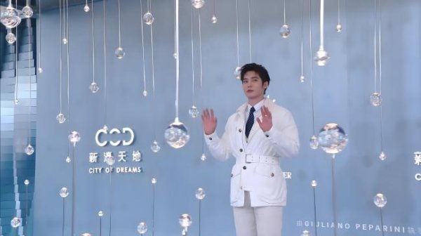 好牛 刘嘉玲合影时调侃于适 帅哥害羞引笑声