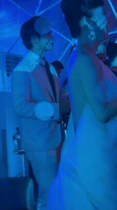 刘嘉玲合影时调侃于适 帅哥害羞引笑声