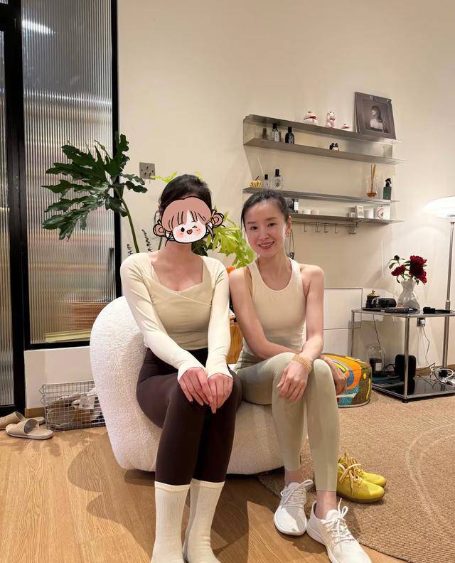 45岁董洁现身大连鼎配配资，穿小背心瑜伽裤又白又嫩，16岁顶顶正脸像爸爸