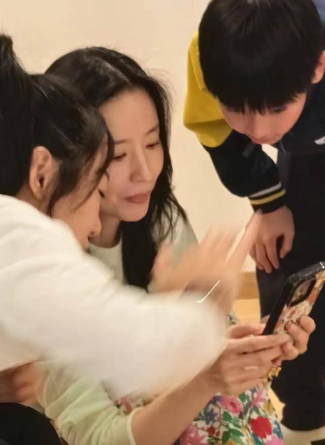 45岁董洁现身大连，穿小背心瑜伽裤又白又嫩，16岁顶顶正脸像爸爸