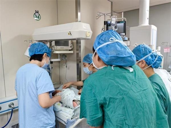 凯丰配资 出生仅8天！湖南省妇幼多学科专家联手为重度肾积水新生儿成功实施手术